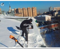 Чистка снега промышленными альпинистами от компании "Альпинисты Москвы"