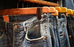 Levi Strauss сокращает годовые прогнозы из-за рекламных акций и слабости оптовой торговли.