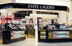 Estee Lauder прогнозирует слабую годовую прибыль на фоне медленного восстановления туристического ритейла в Азии