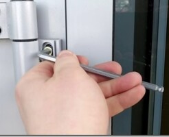 Как отрегулировать входную алюминиевую дверь