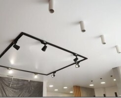 Как повесить трековый светильник на потолок