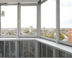 Что такое остекление балкона с выносом и как оно увеличивает полезное пространство