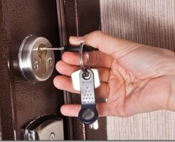 Как действовать при заклинившем замке входной двери в квартиру: безопасные способы решения проблемы